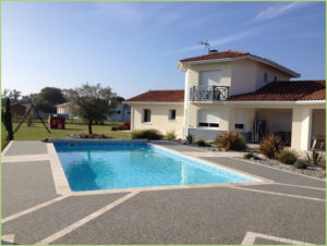 Contours de piscine en agrégat de marbre couleur occhialino