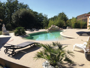 Plages de piscine en granulats de marbre