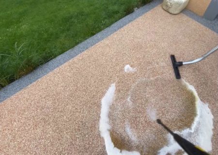 Nettoyage d'une terrasse en granulat de marbre