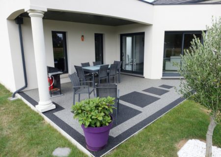 Une terrasse en granulat de marbre gris