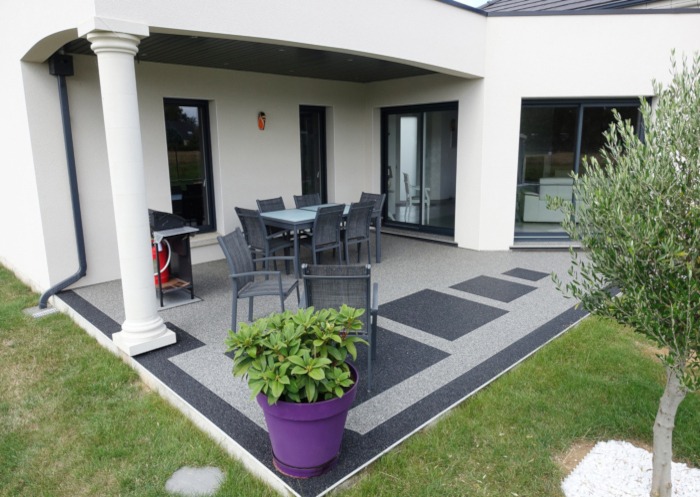 Une terrasse en granulat de marbre gris