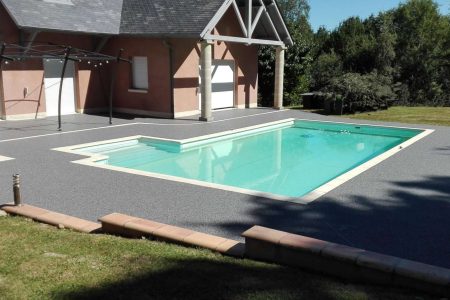 Plages de piscine en granulats de marbre