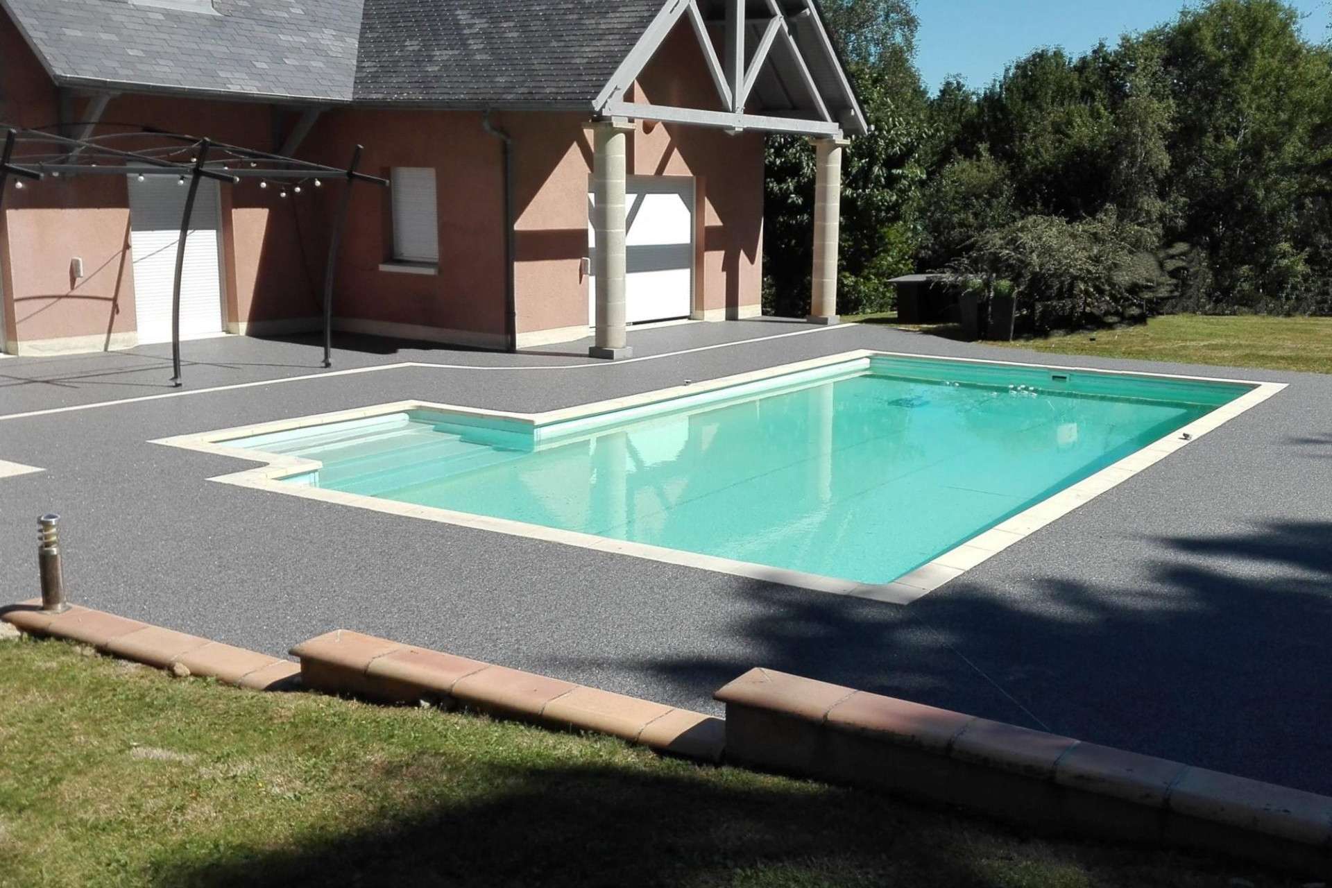 terrasse-en-granulat-de-marbre4 Terrasse en agrégat de marbre gris avec motifs