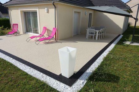 Terrasse en granulat de marbre avec motifs incrustés bicolors