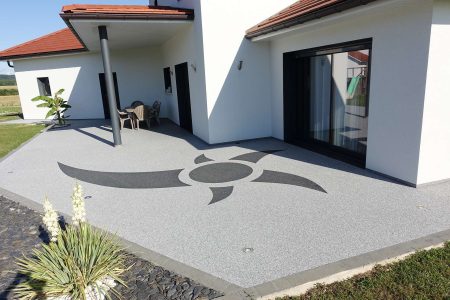 Terrasse en granulat de marbre avec motifs incrustés
