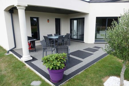 Terrasse en granulat de marbre avec motifs