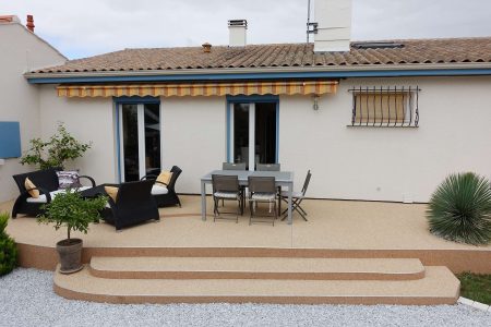 Terrasse et escalier en granulat de marbre