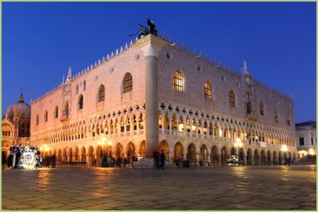 Le palais des Doges à Venise, la nuit