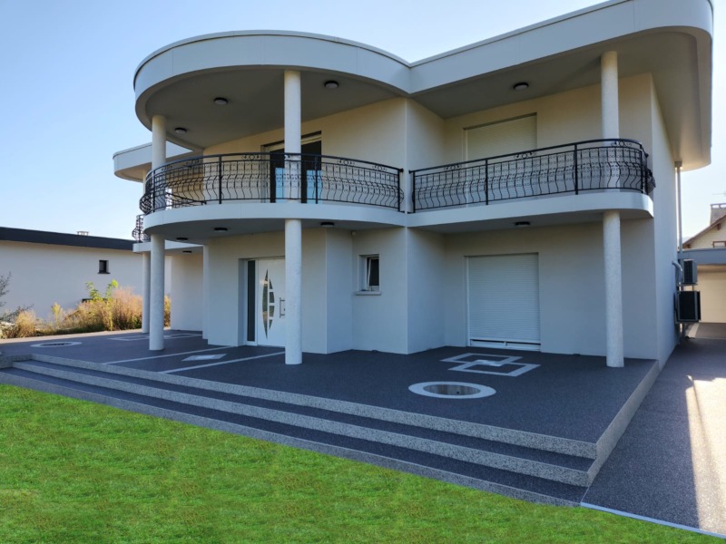Villa avec entrée et marches d'escaliers Villa avec entrée et marches d'escaliers